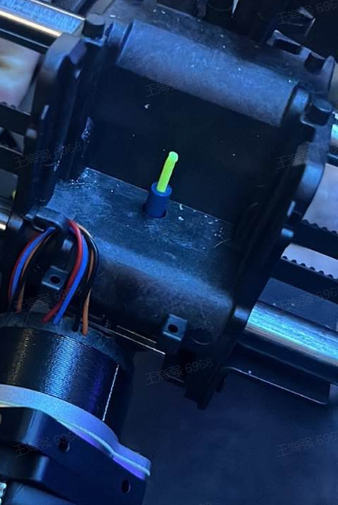 Меню K1C: кнопка OFF для мотора экструдера — отключить перед ручной подачей