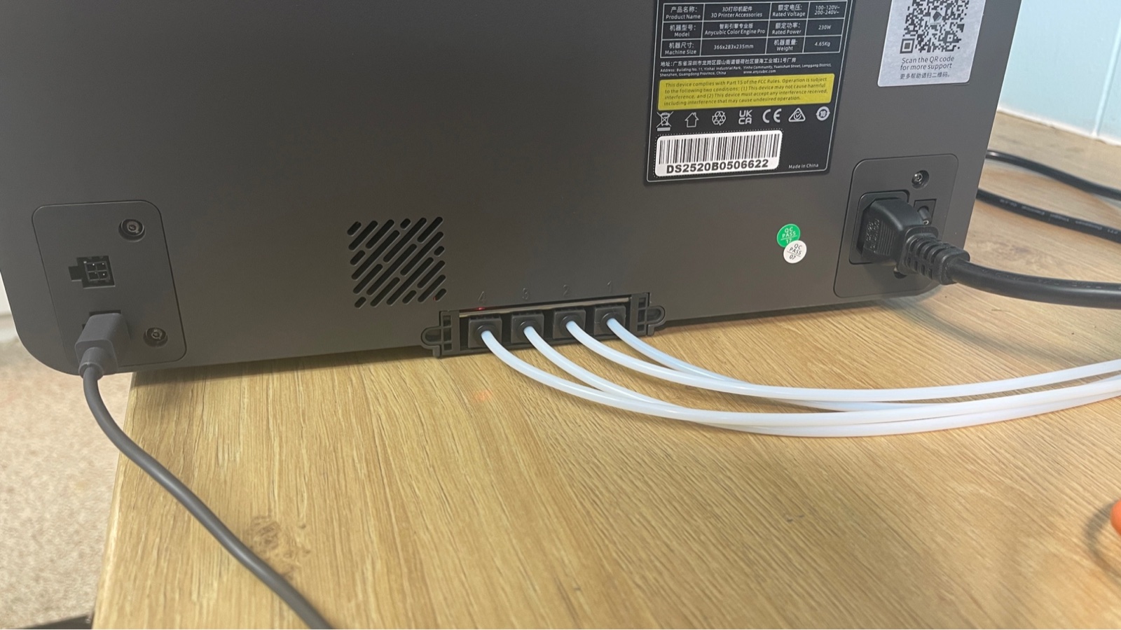 Задняя стенка ACE Pro: четыре выхода PTFE-трубок и буферный механизм