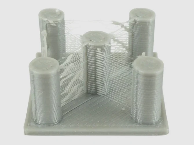 Паутинка (stringing) от влажного филамента — тонкие нити между частями детали