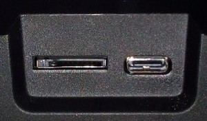 Слот microSD и разъём USB-C на передней панели Kobra Neo