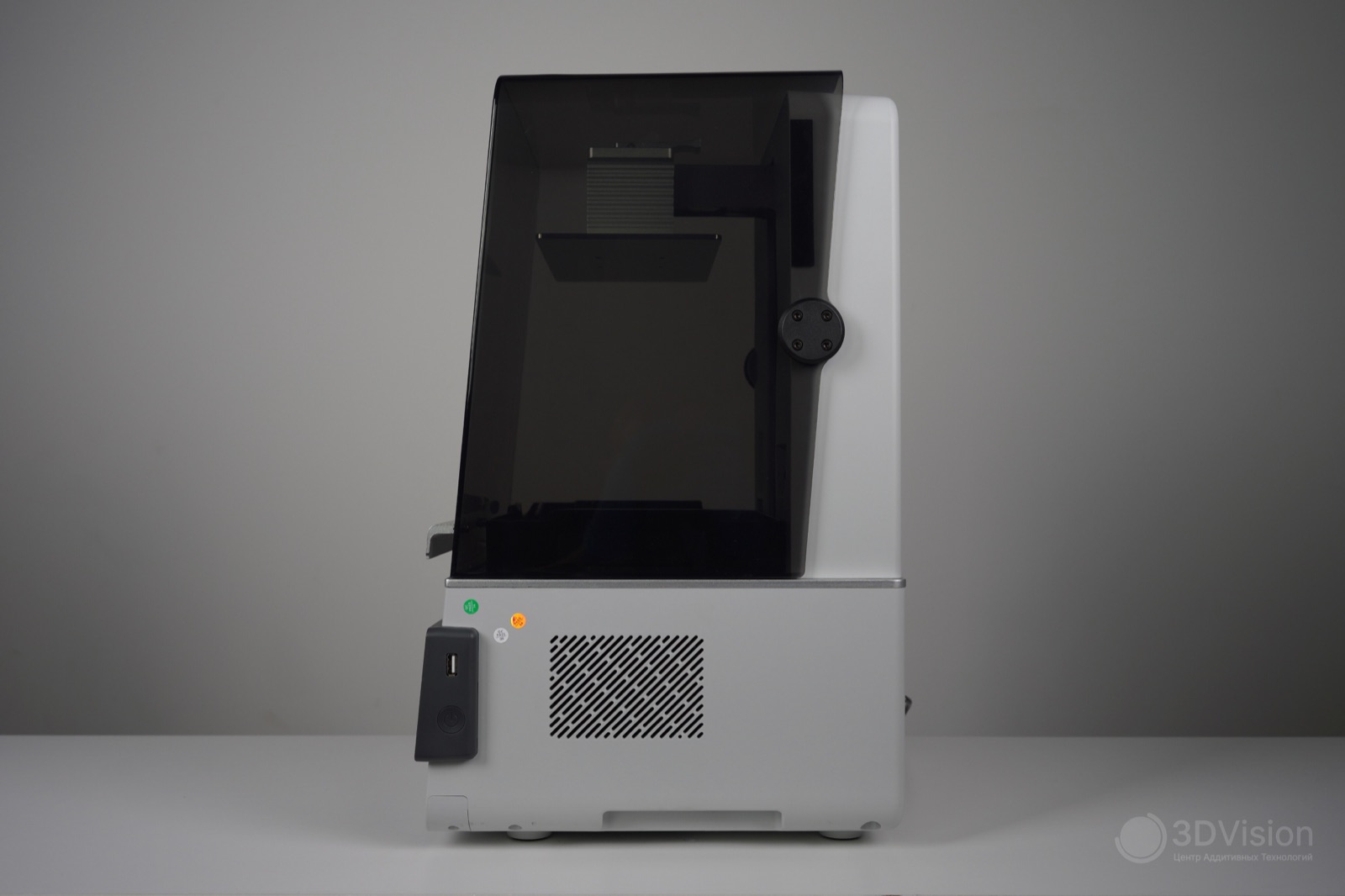 Левая стенка Anycubic Photon P1: USB-вход, кнопка питания, вентиляционная решётка и щель по краю откидной крышки