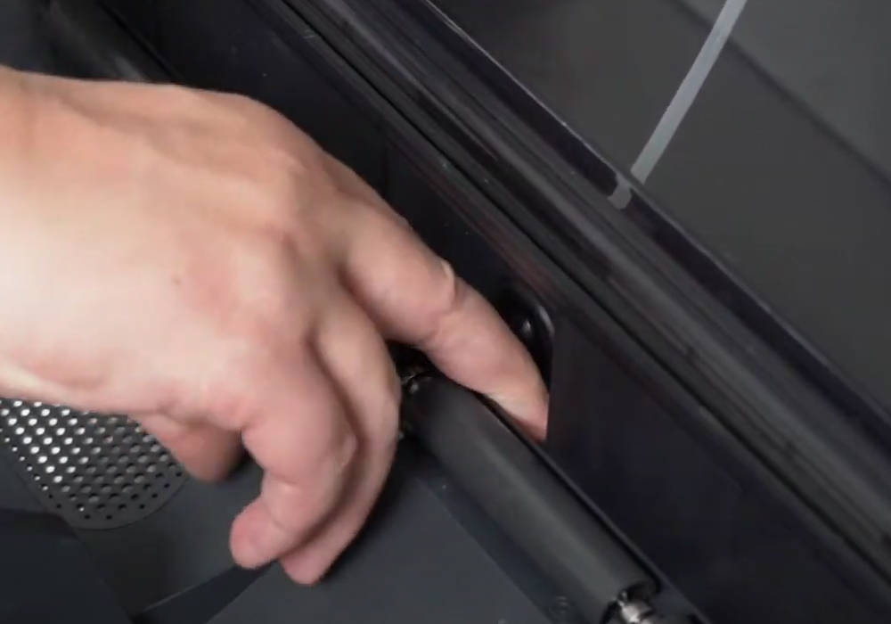 Шаг 1: нажмите на чёрные коннекторы, чтобы освободить PTFE-трубку