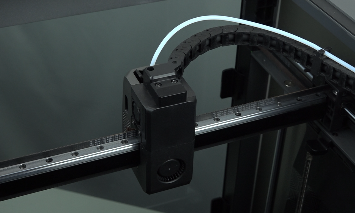 Снятие верхней крышки экструдера для доступа к нагревательному блоку K2 Plus