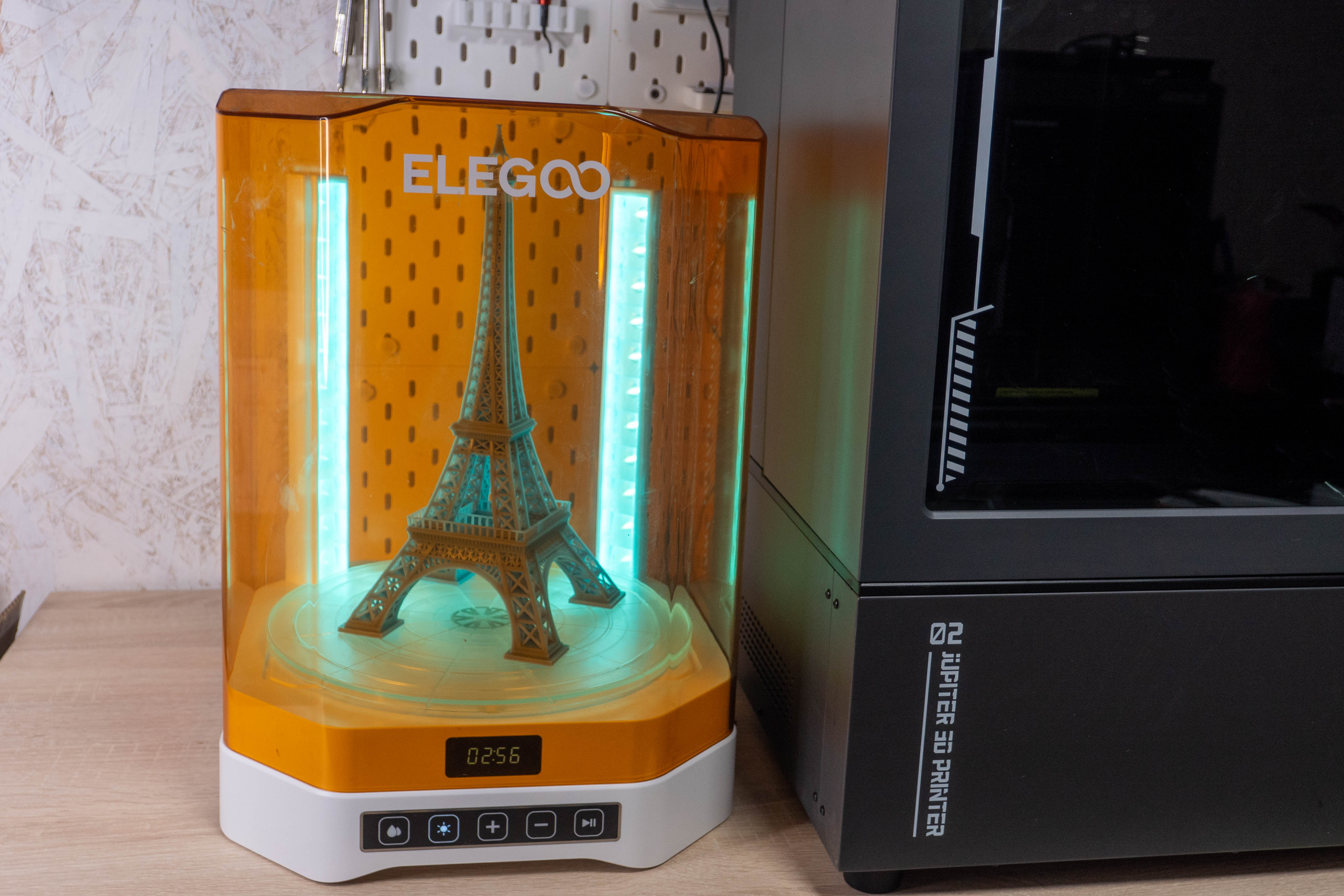Та же деталь целиком помещается в камеру досветки Elegoo Mercury Plus V3.0
