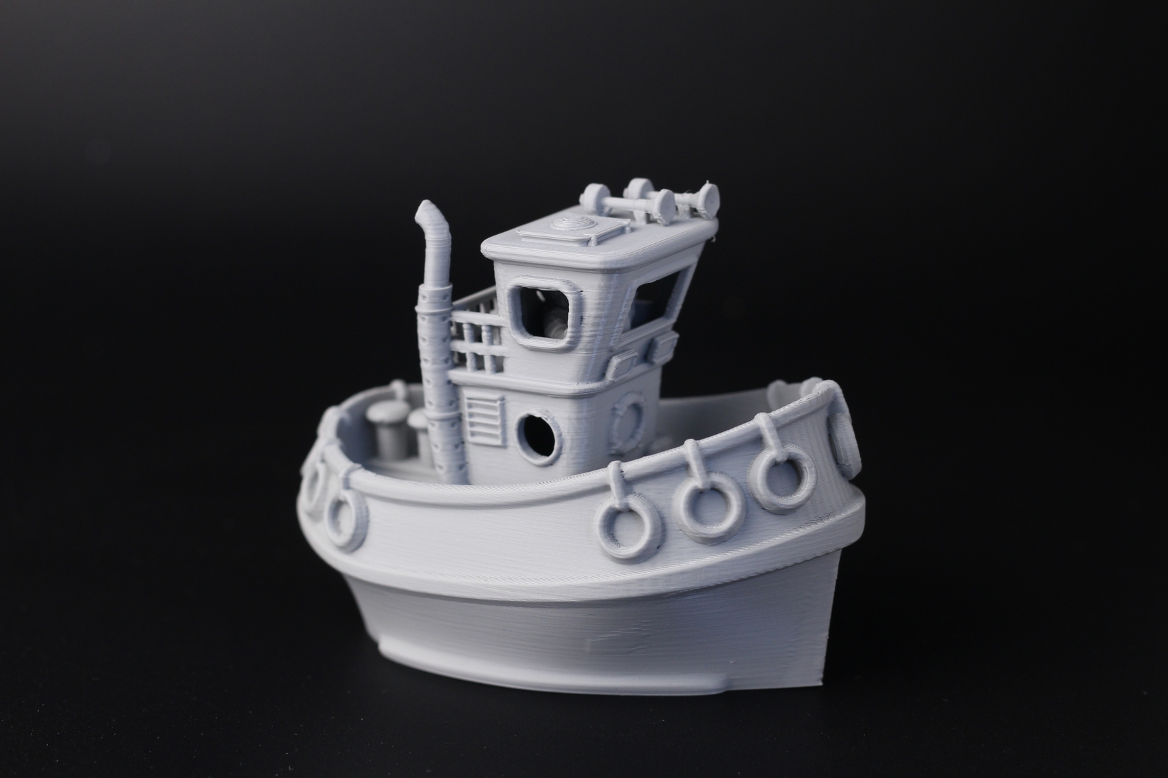 Benchy, напечатанный на X1C из PLA — чистые слои, гладкая поверхность