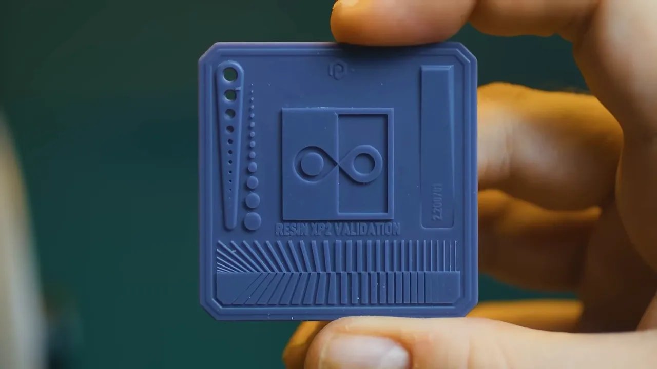 Крупный план валидационного тестового отпечатка Resin XP2 на Photon Mono 4