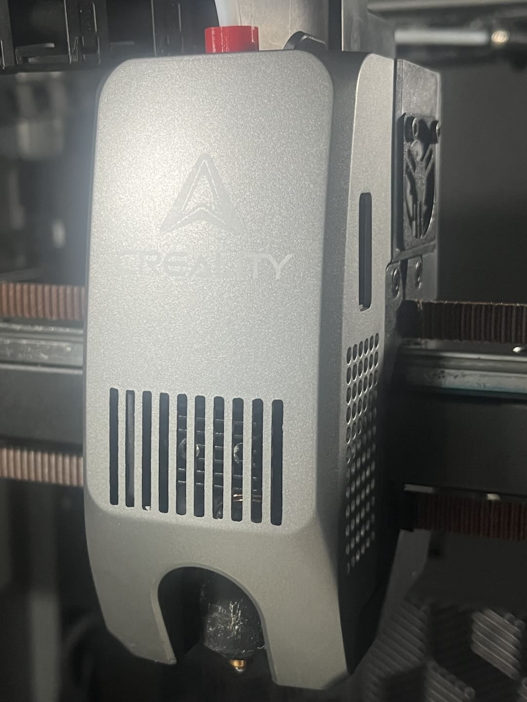 Крупный план: экструдер К2 с правильно зафиксированной PTFE-трубкой