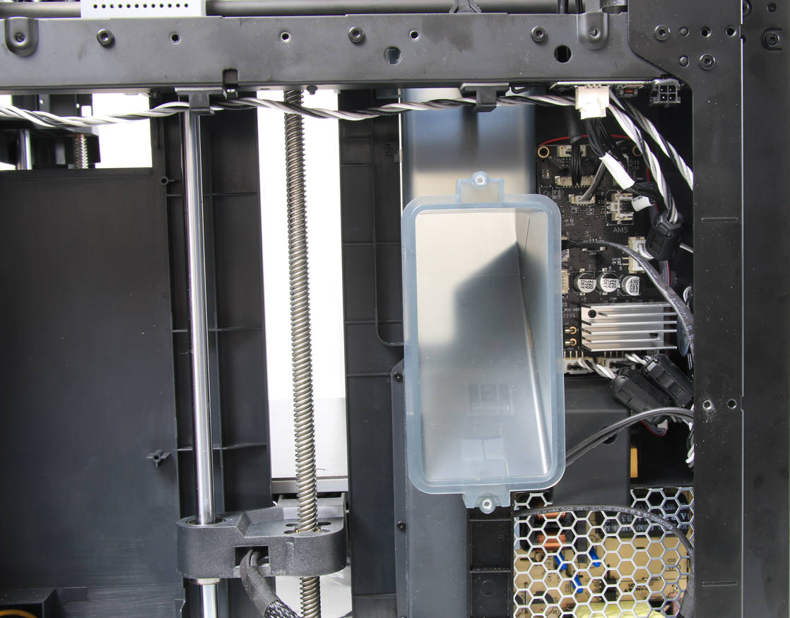 P1S со снятой задней панелью — доступ к лотку отходов