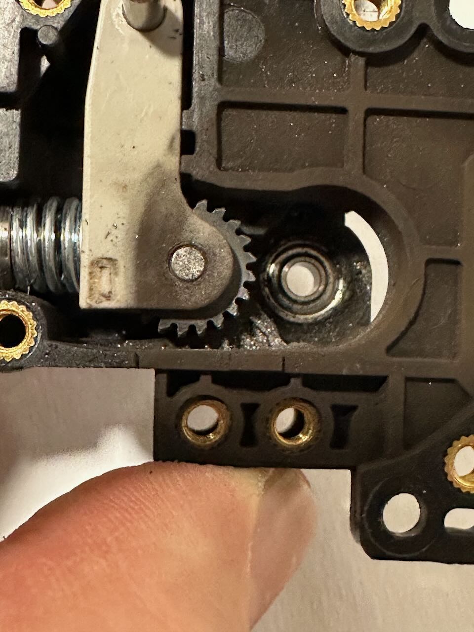 Стёртые шестерни экструдера X1C после 1200 часов