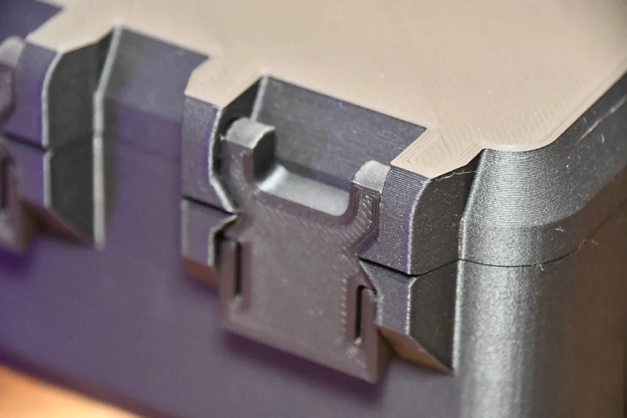 Крупный план углов и защёлок печатной коробки — детализация поверхности K1C