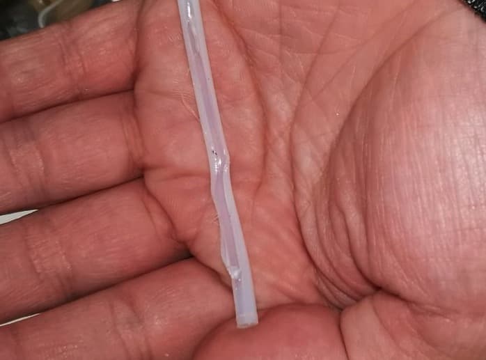 Крупный план изношенной PTFE-трубки — деформация в области коннектора