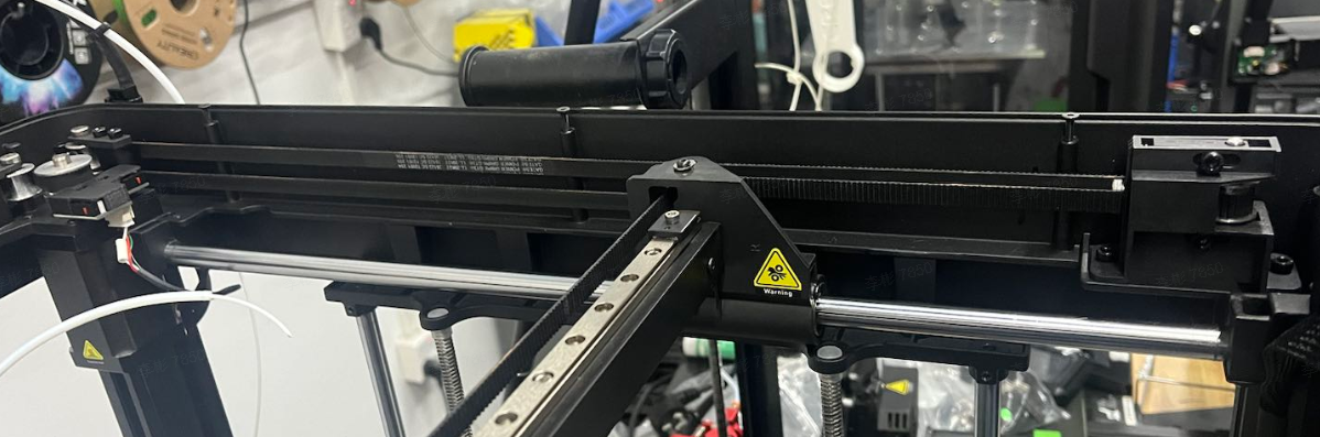 Ослабление фиксирующих винтов натяжителя X-ремня