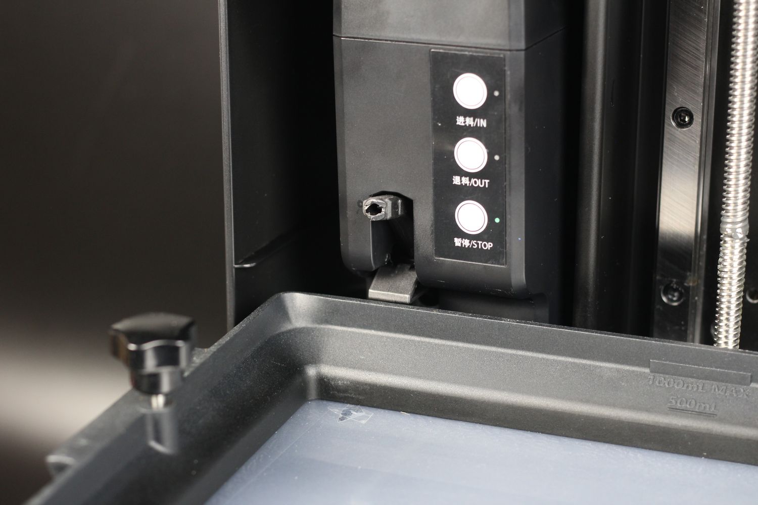 Носик автонасоса нависает прямо над краем ванны Halot Mage — точка касания при подъёме платформы