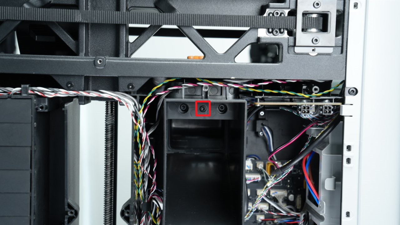 Снятый purge chute — вид крепёжных защёлок