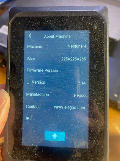 Экран принтера показывает модель Neptune 4 и поле 225×225×265 вместо Neptune 4 Plus