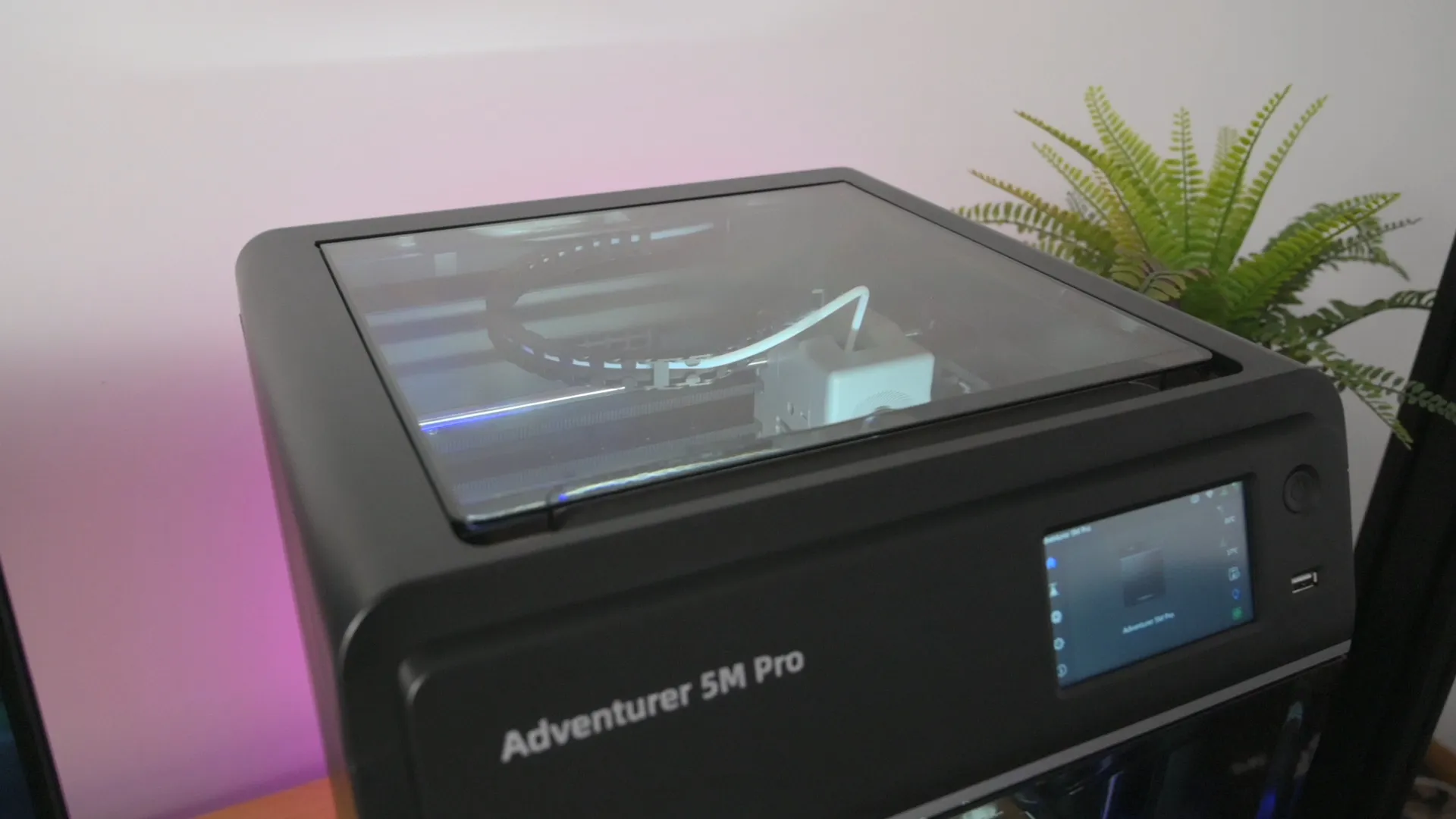 AD5M Pro вид сверху — передняя дверца и экран