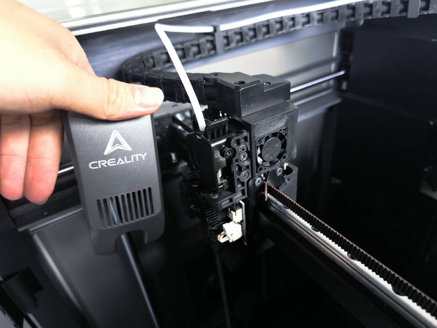 Узел экструдера K2 Plus в разборе — путь филамента от шестерни к хотенду