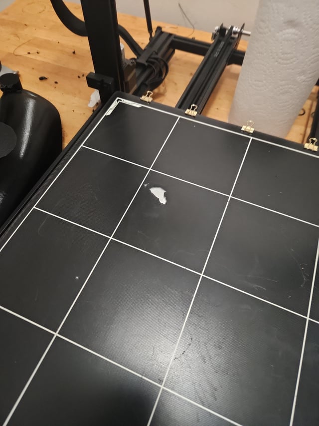 Стеклянный стол Anycubic Kobra Max: деталь вырвала кусок покрытия