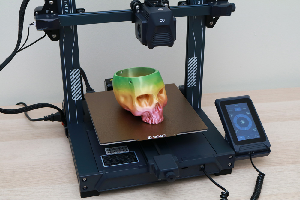 3D-принтер Elegoo Neptune 3 Pro с напечатанной моделью на PEI-пластине и съёмным сенсорным экраном