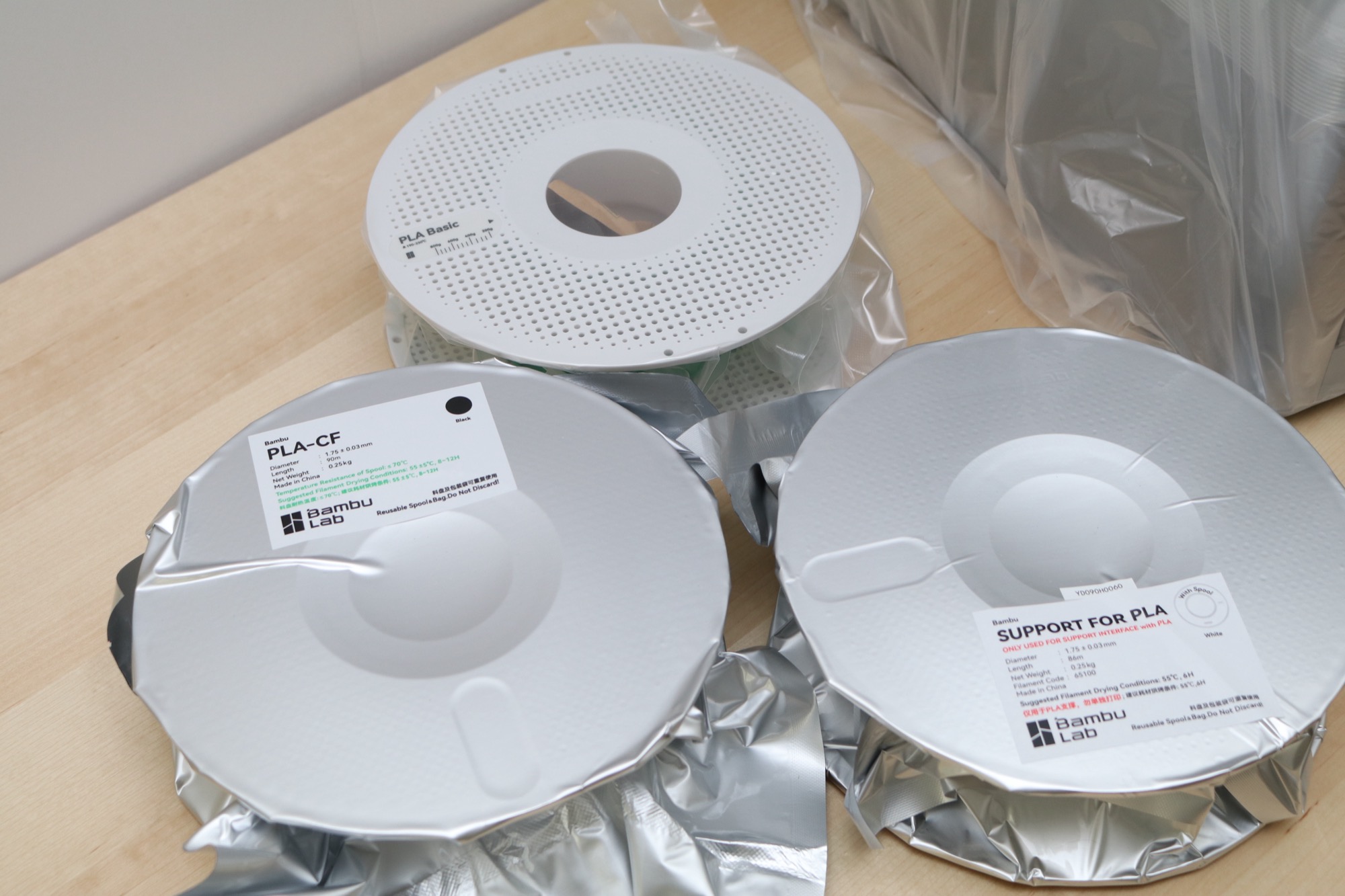 Три катушки филамента в комплекте: PLA Basic, PLA-CF, Support for PLA