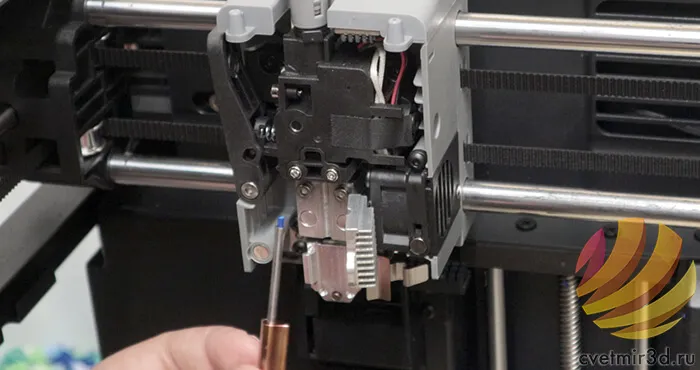 Хитбрейк AD5X откидывается для чистки и доступа к соплу