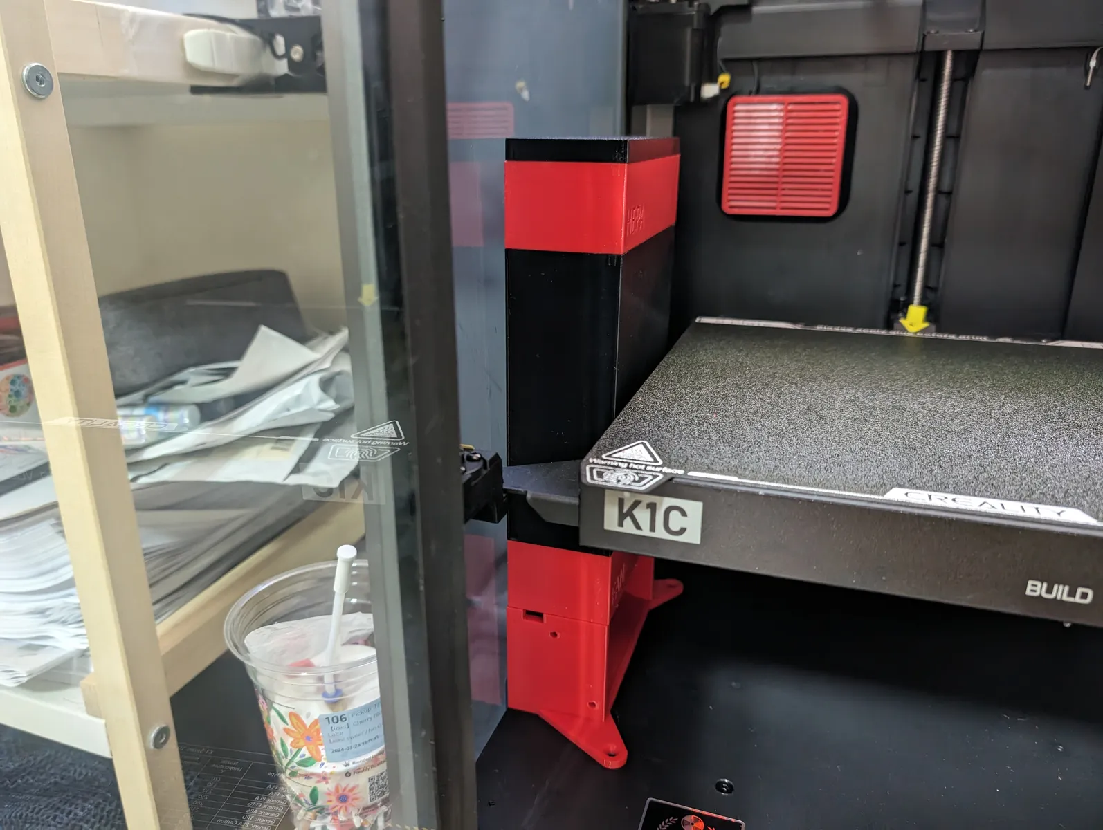 Печатный фильтр Tingkat с двумя ступенями — HEPA13 и активированный уголь, установлен внутри K1C рядом со столом