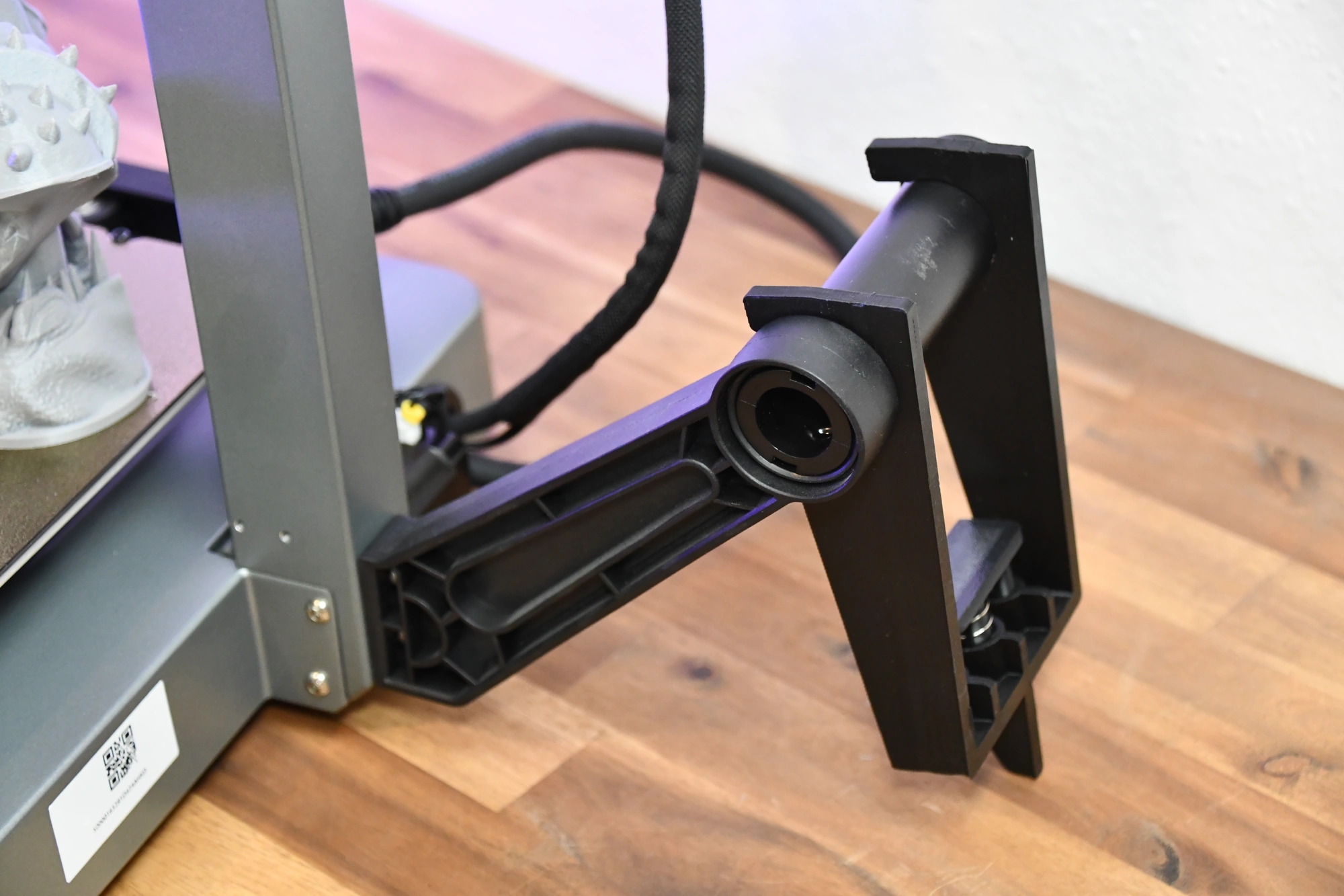 Боковой держатель катушки Ender-3 V3 — металлический прут и зажим рядом