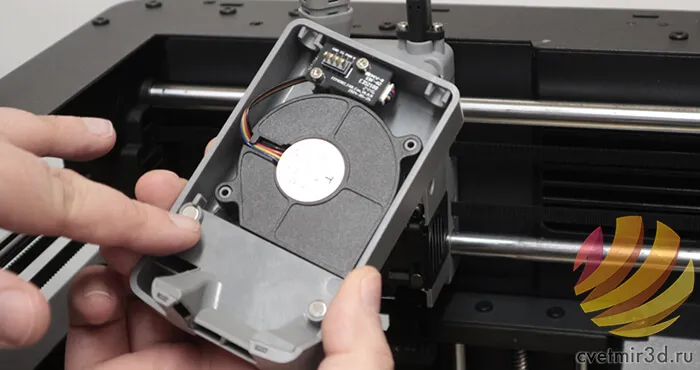 Экструдер AD5X в разборе — магнитная крышка снята, видна система подачи филамента