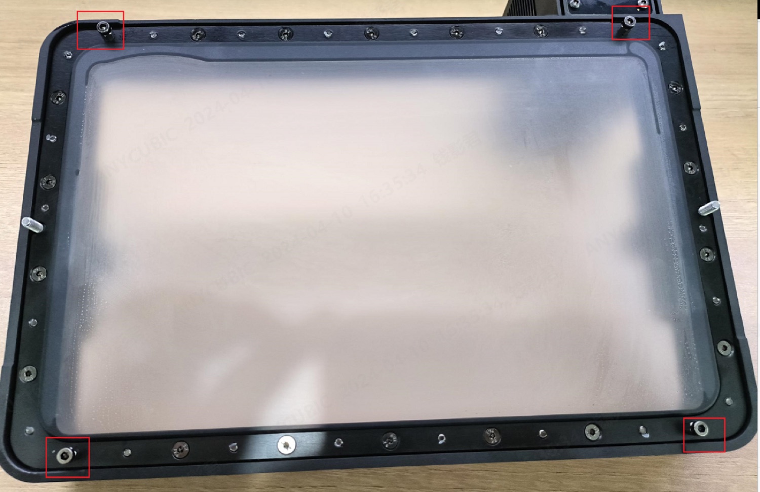 Ванночка Anycubic Photon Mono M7 Pro снизу: четыре диагональных винта стального кольца выделены красным