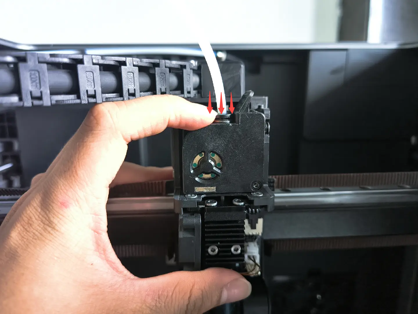 Рука удерживает экструдер К2 — место крепления PTFE-трубки в пневмофитинге