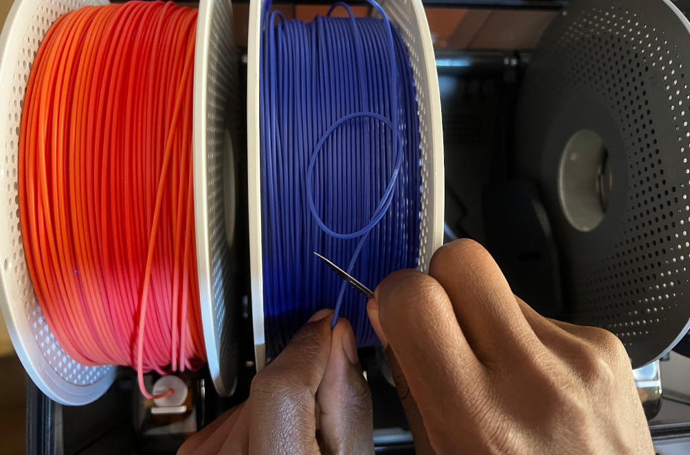 Обрезка запутанного филамента ножницами без остановки печати