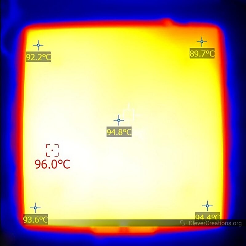 Тепловизор стола QIDI X-Plus 3 — равномерный прогрев около 90–96 °C