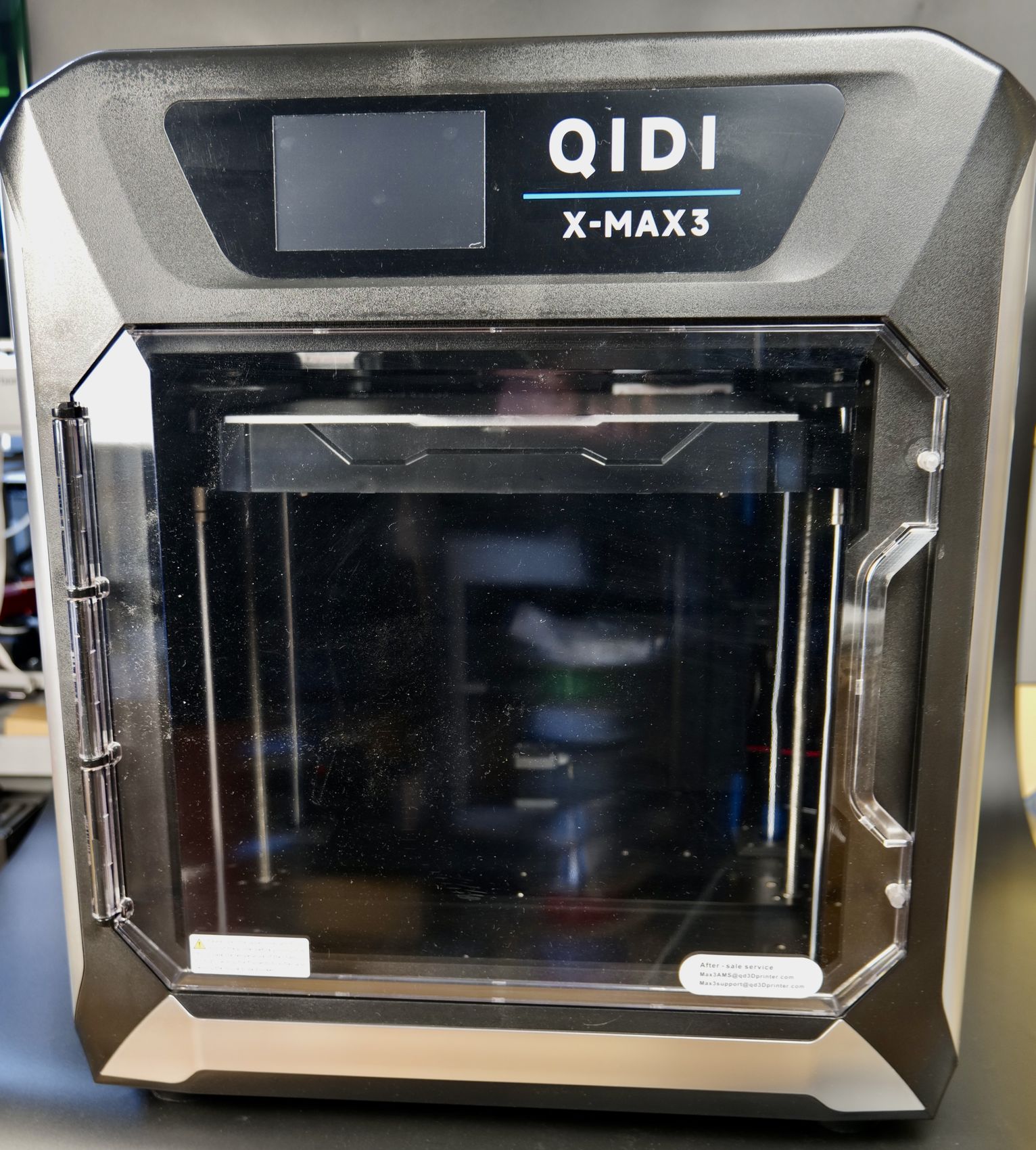 QIDI X-Max 3 — вид спереди, закрытая дверца и экран