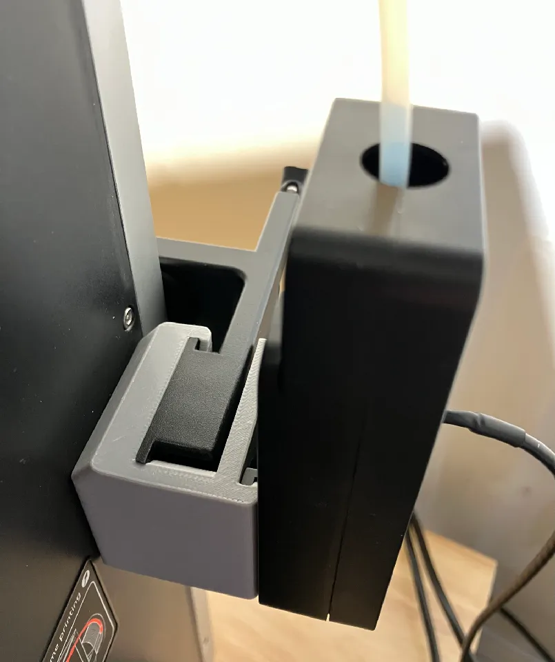 Печатный кронштейн опускает хаб QIDI Box и выравнивает подачу филамента