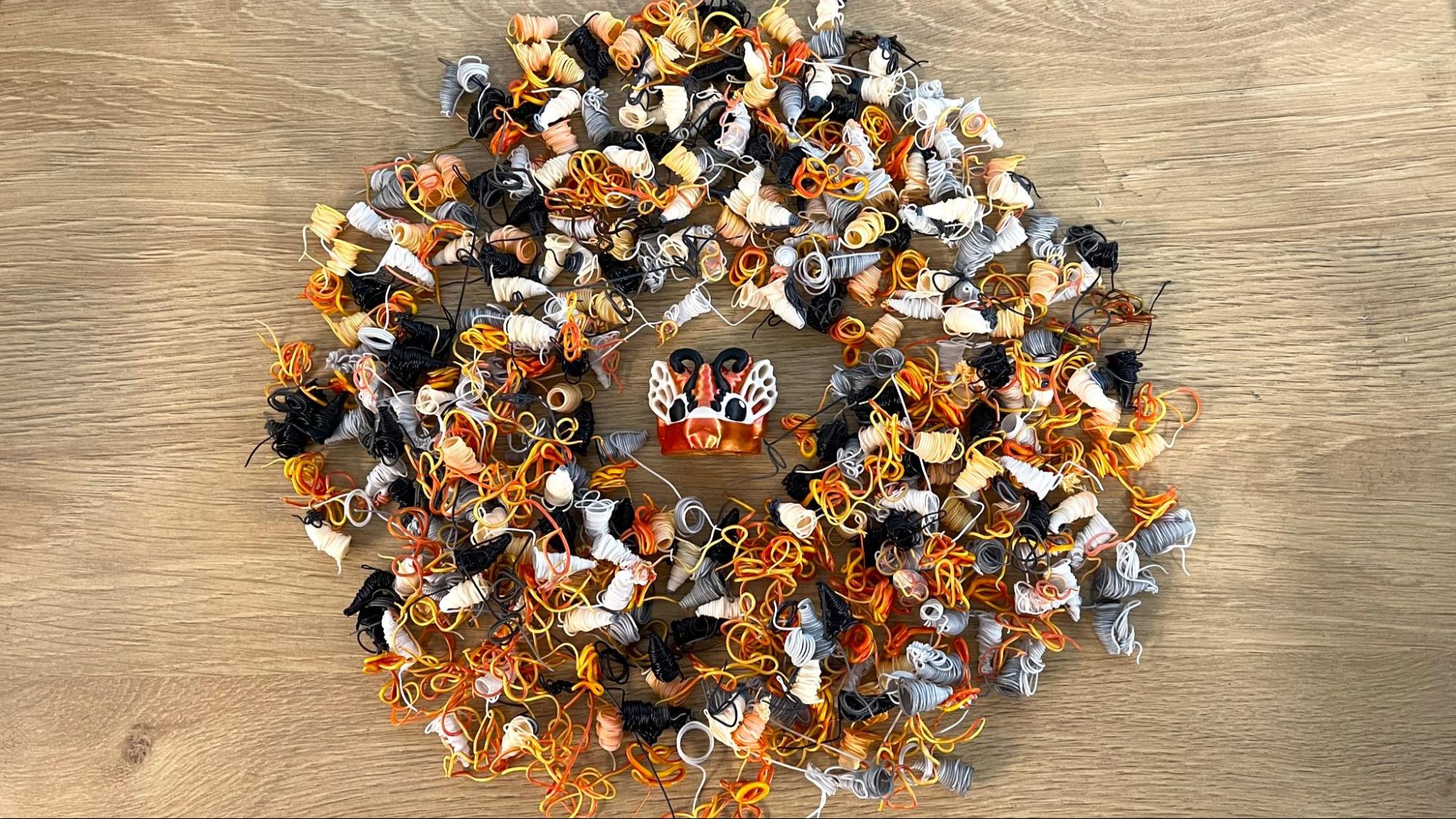 Куча отходов филамента после печати в режиме многоцветной печати на Creality K2