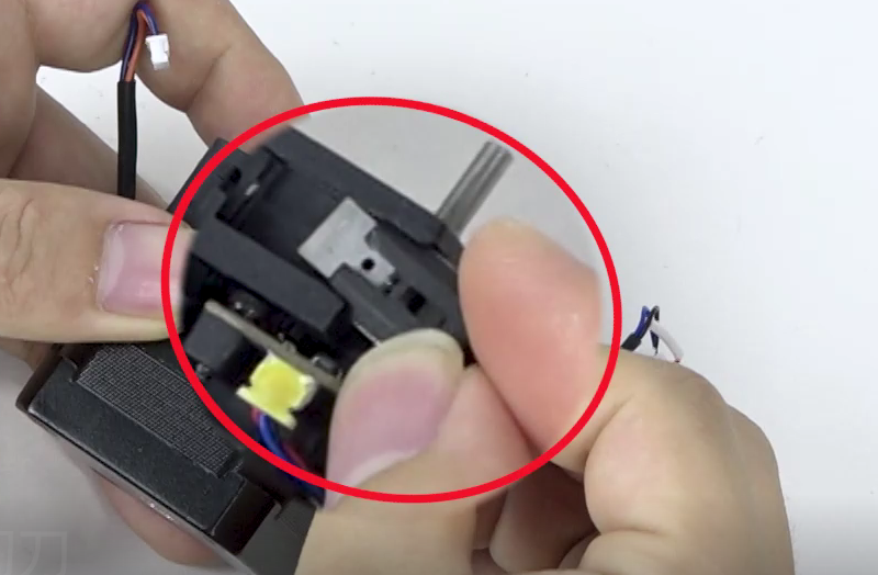 Установленный резак Creality Hi с пометкой правильной ориентации — выемка blade holder вниз