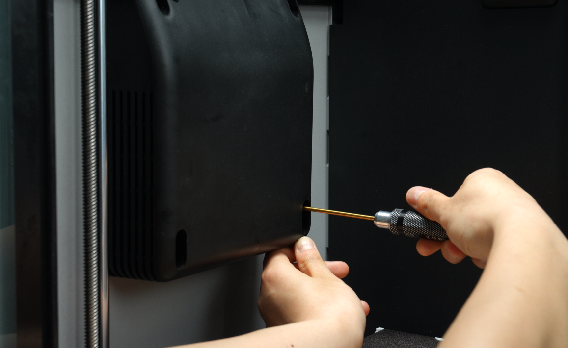 Установка rubber screw — вставка сложенного пополам фиксатора