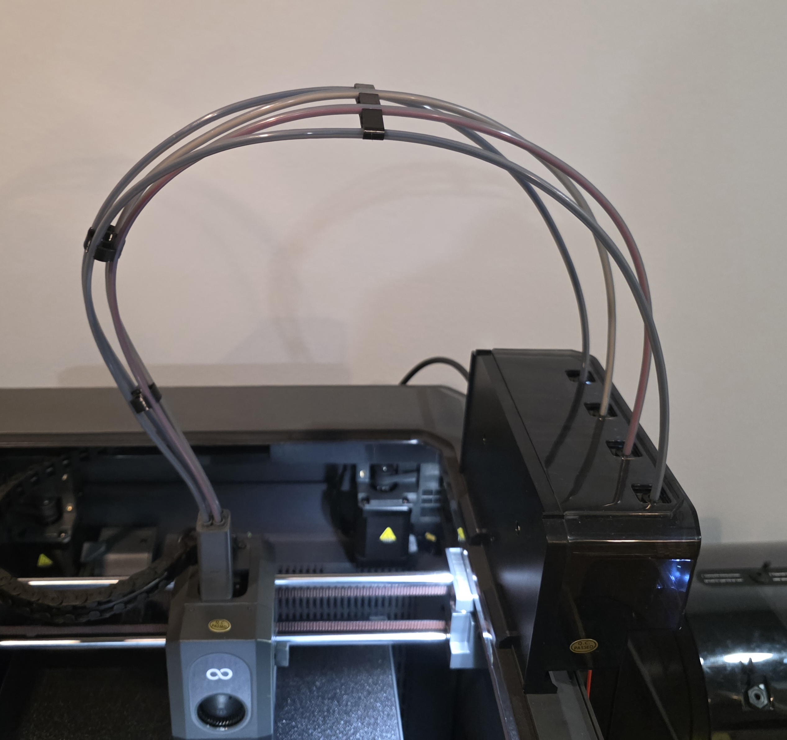 Печатные клипсы сводят четыре PTFE-трубки CANVAS в аккуратный пучок
