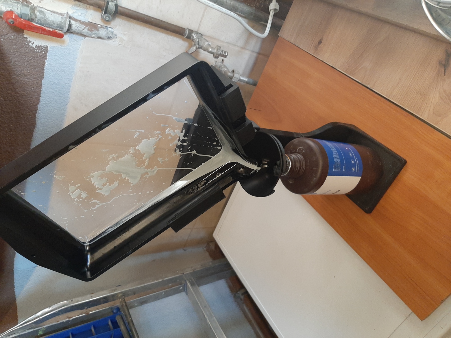 Printed drain stand holding a Saturn 4 Ultra vat with a funnel