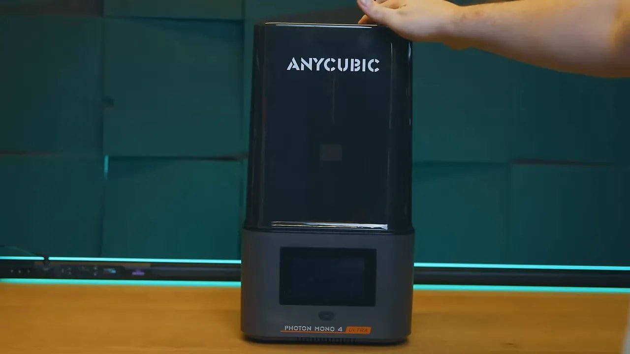 Anycubic Photon Mono 4 Ultra на столе: габариты и опоры корпуса