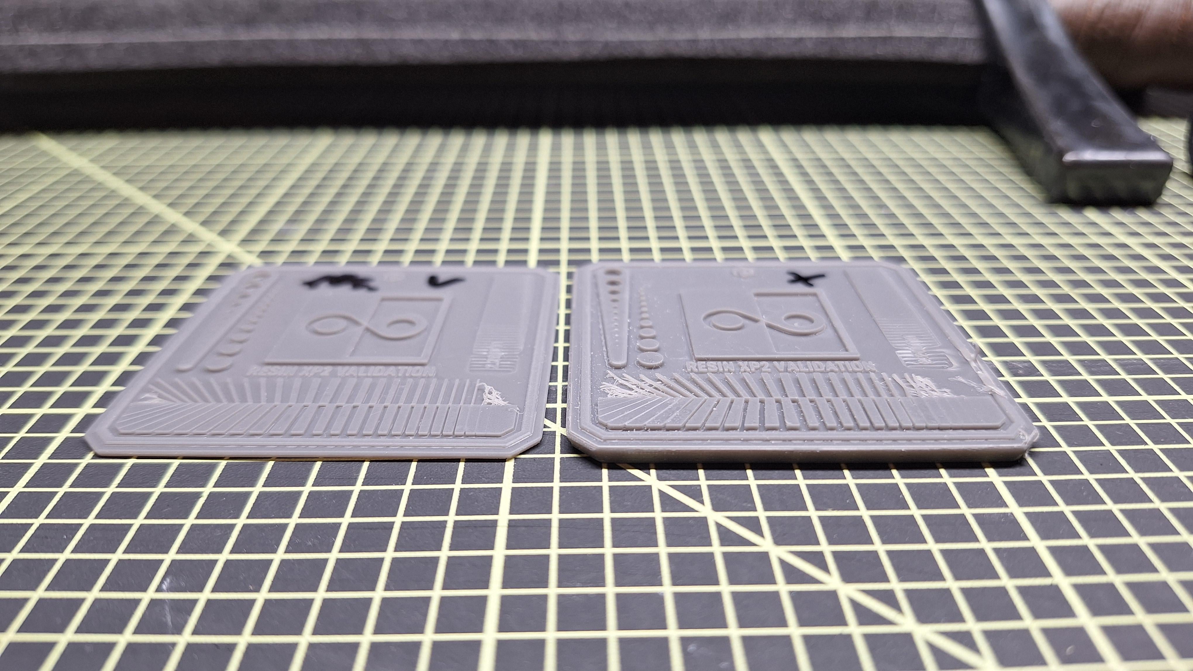 Два тестовых образца Resin XP2 Validation с Saturn 4 Ultra: слева нормальная толщина, справа завышенная подложка