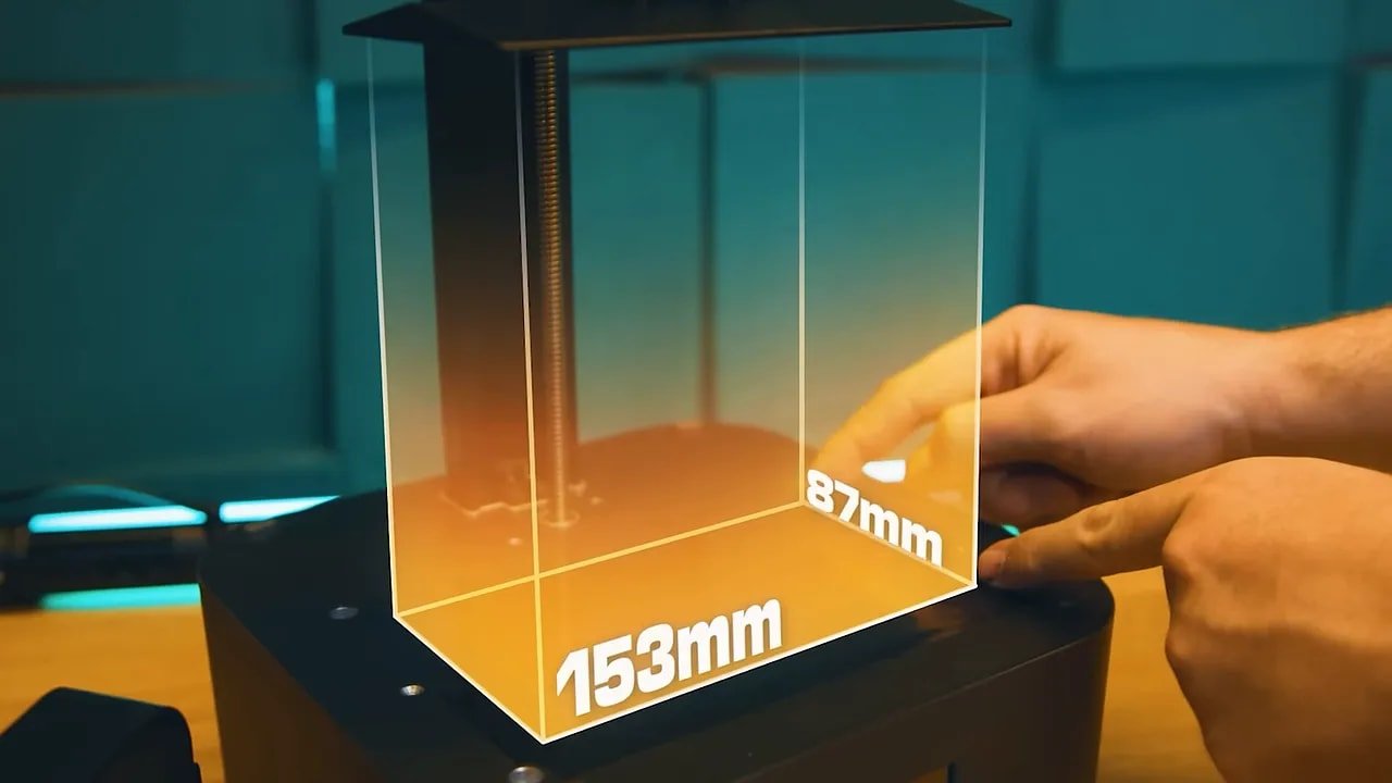 Рабочая зона Anycubic Photon Mono 4 в масштабе руки: 153 на 87 мм