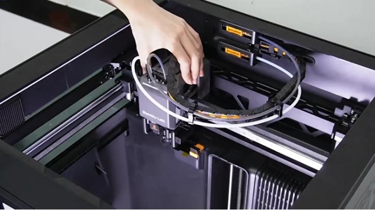 Предупреждение об аномалии датчика усилия экструзии на экране H2C