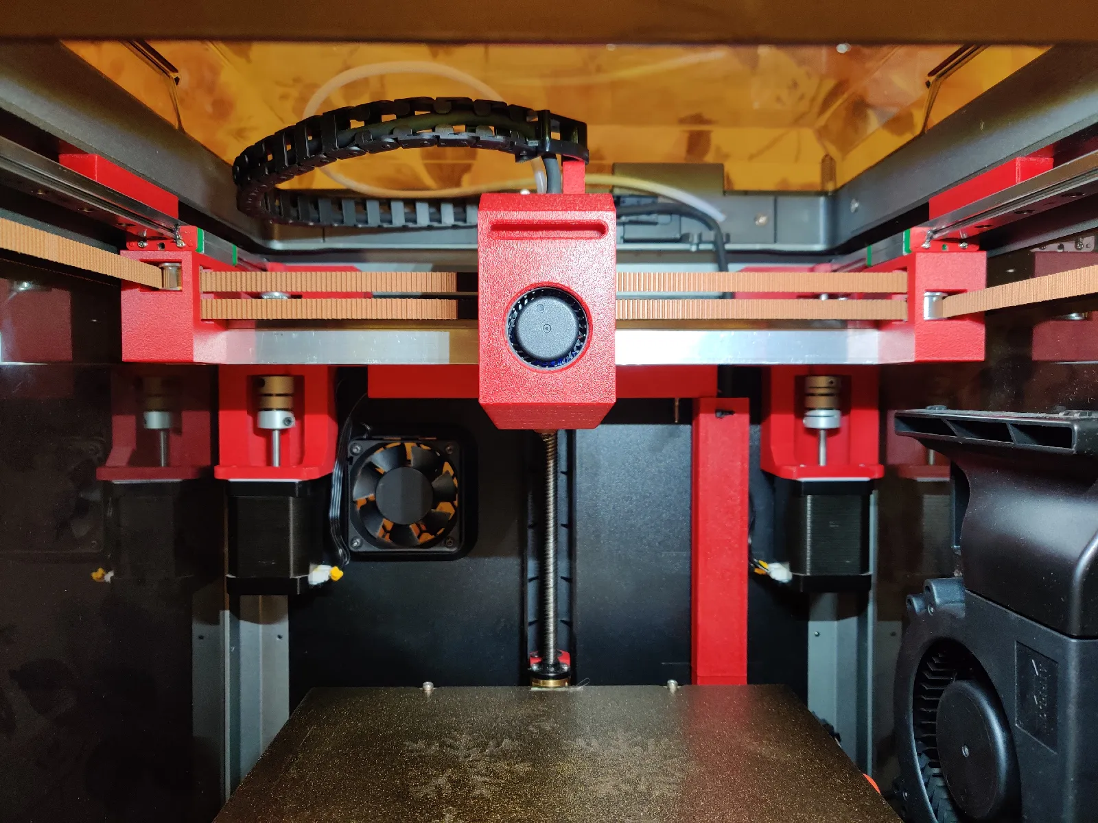 Creality K1 изнутри с установленными напечатанными модами и линейными направляющими