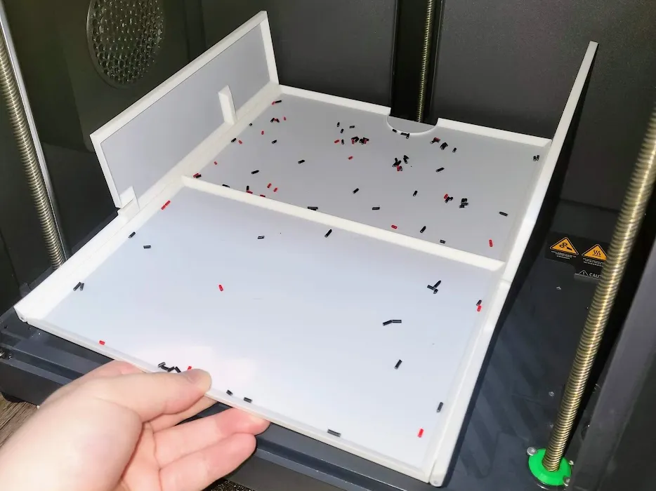 Печатный поддон на дне камеры X1C ловит обрезки и пыль