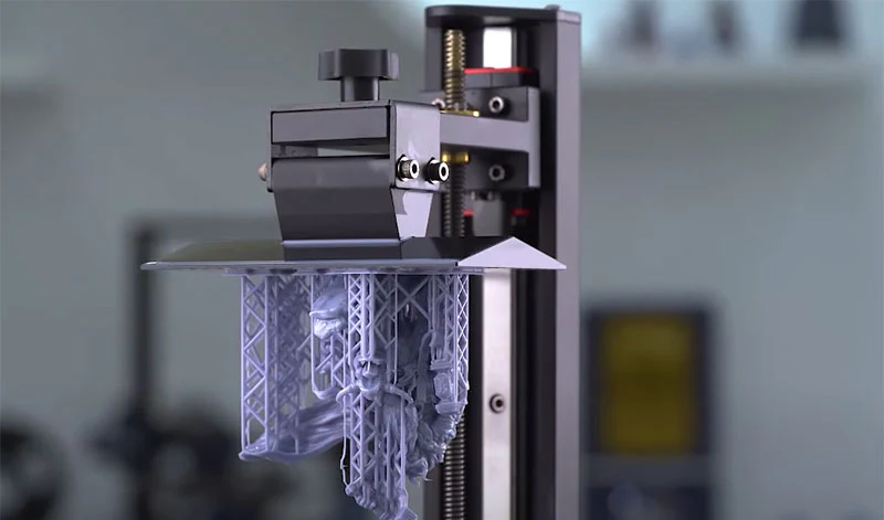 MSLA-принтер Anycubic печатает деталь из фотополимерной смолы — крупный план ванны и платформы