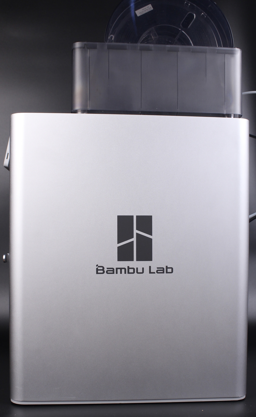 Bambu Lab X1 Carbon — алюминиевый корпус с логотипом Bambu Lab и катушкой филамента