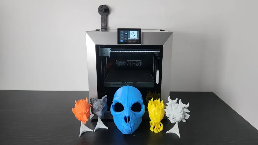 3D-принтер QIDI Plus4 и пять напечатанных на нём масок