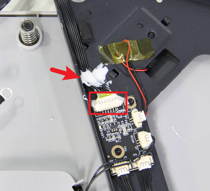 Нанесение силиконового клея на разъём