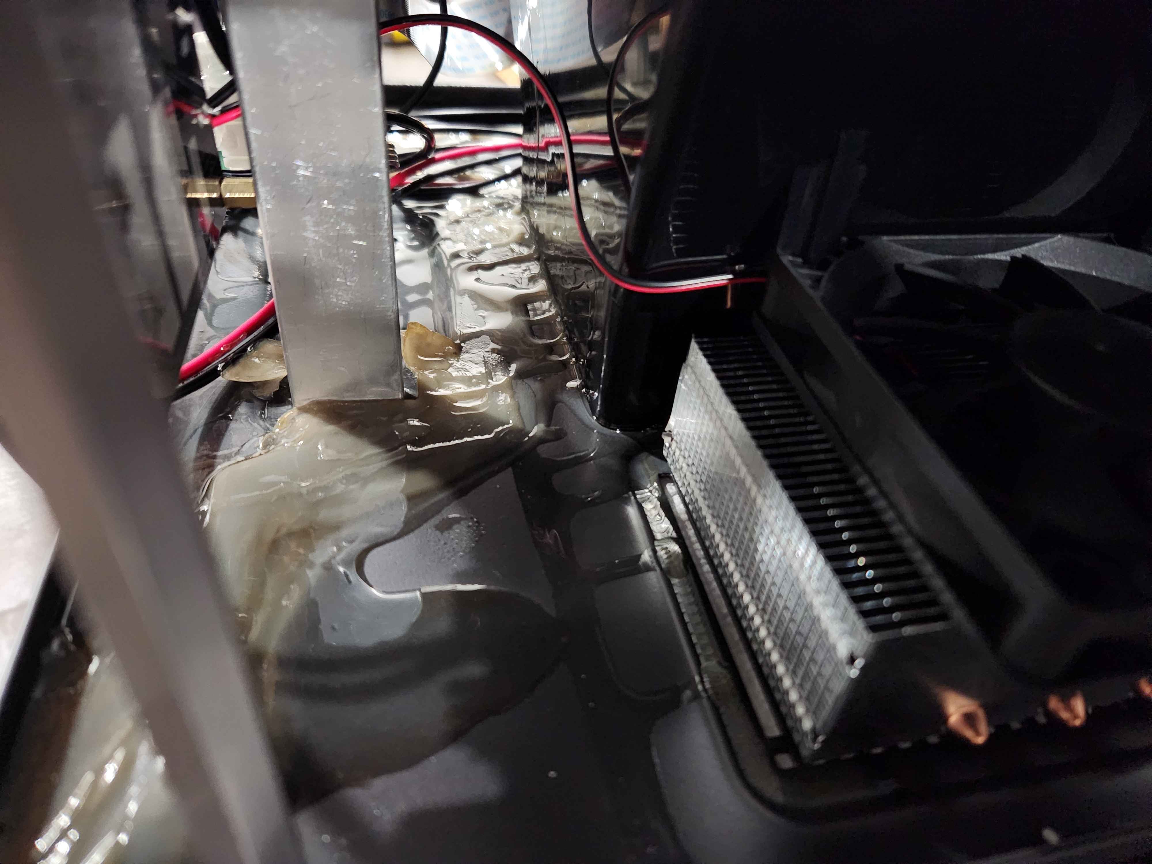 Фотополимер, вытекший внутрь корпуса Saturn 4 Ultra, залил радиатор УФ-блока и жгуты проводов